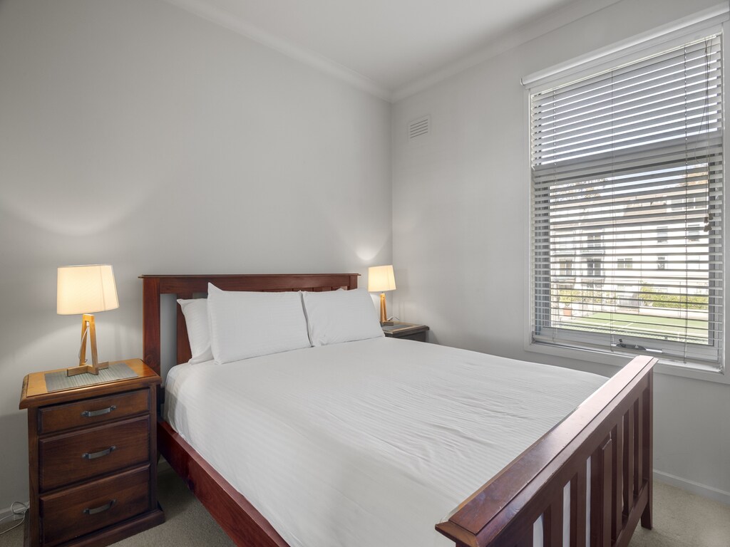 Centraal gelegen 2-slaapkamerappartement met tennisbaan,