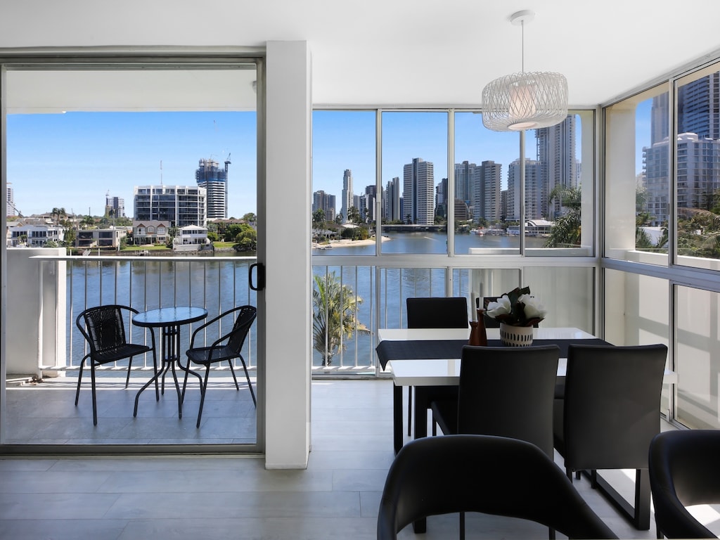 Stijlvol 2-slaapkamerappartement in Surfers Paradise met rivierzicht