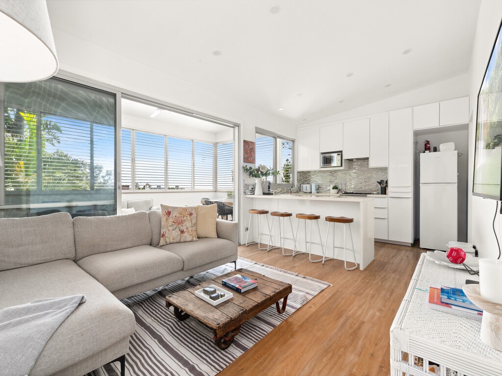 Luxuriöses 2-Bett-Apartment mit Meerblick und Garten