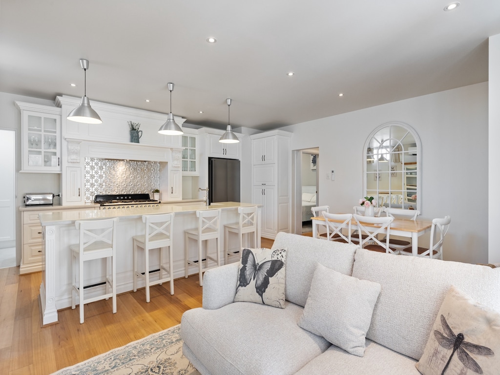 Symmetrische cottage van blauwe steen met buitenruimte