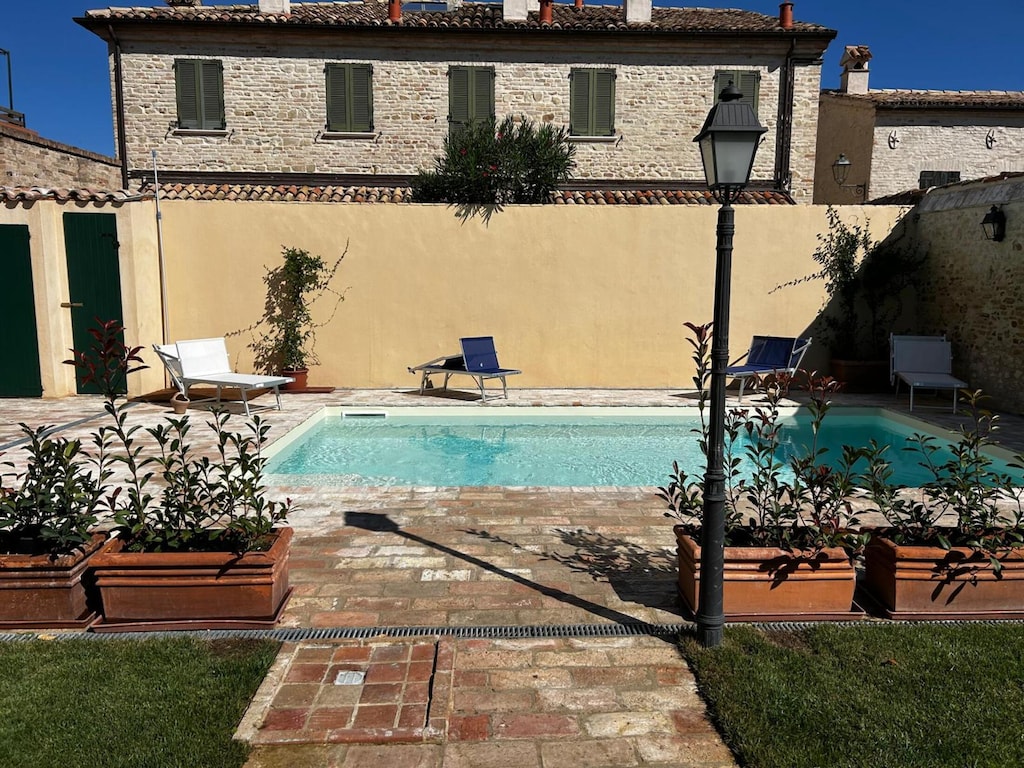 Haus in einem Dorf mit Swimmingpool