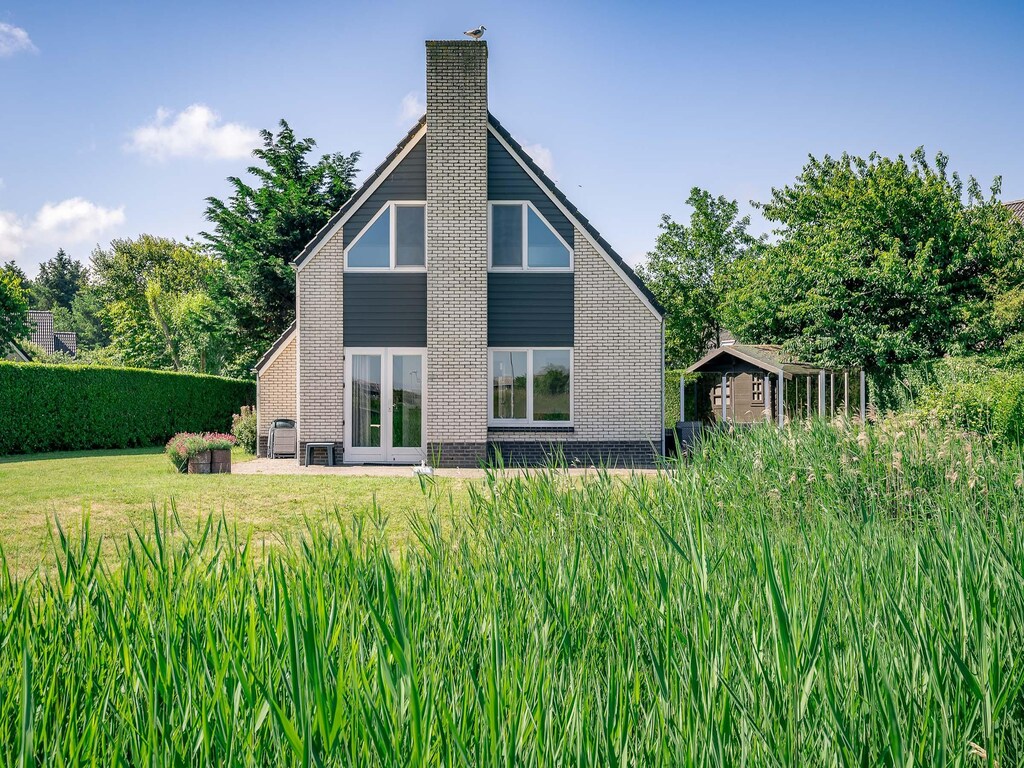 Charmante Villa mit Terrasse am Wasser