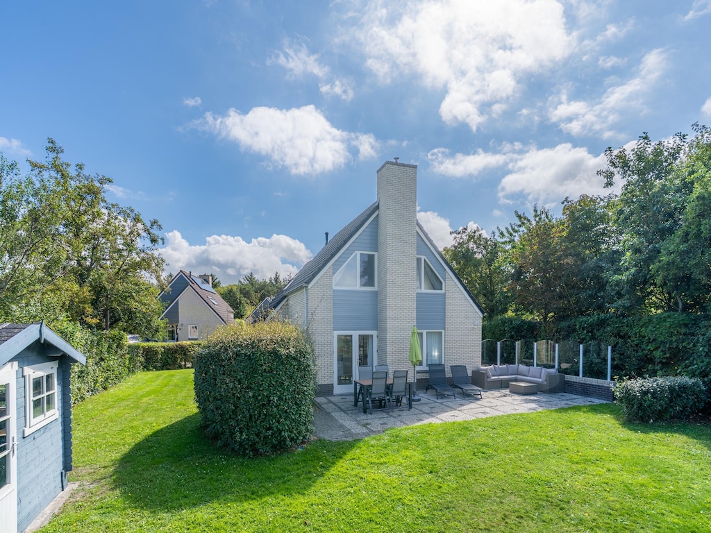 Charmante Villa mit großem Garten am Wasser