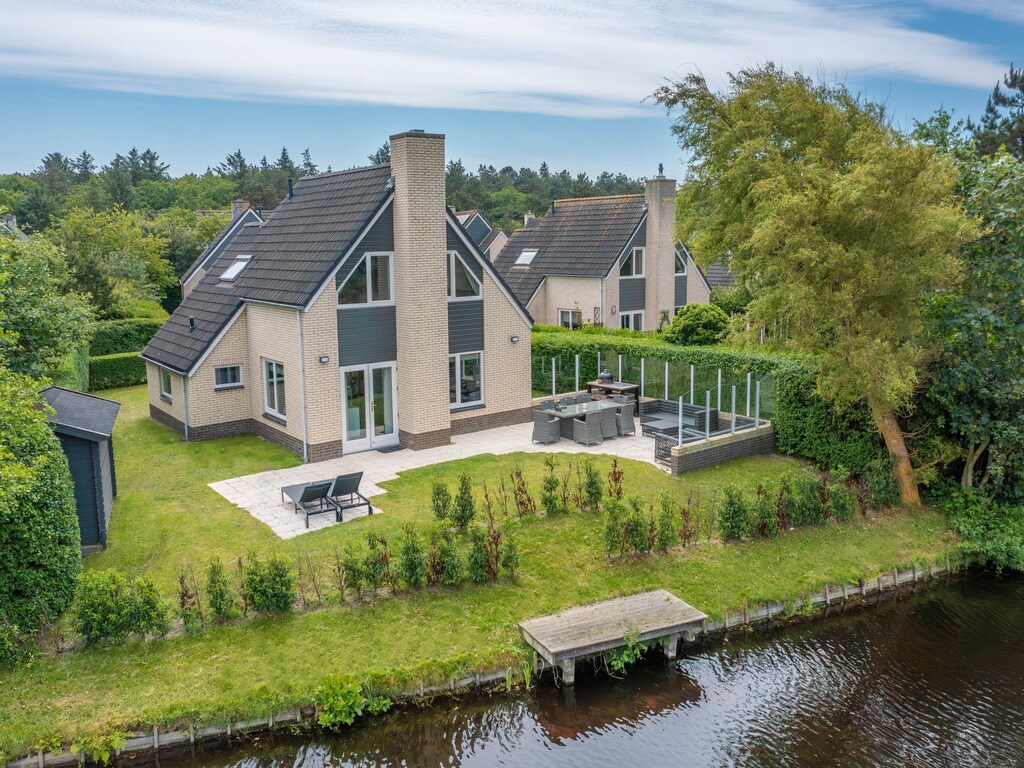 Sfeervolle villa aan de waterkant met sunshower