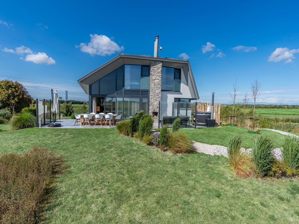 Moderne, luxuriöse Naturvilla mit Whirlpool