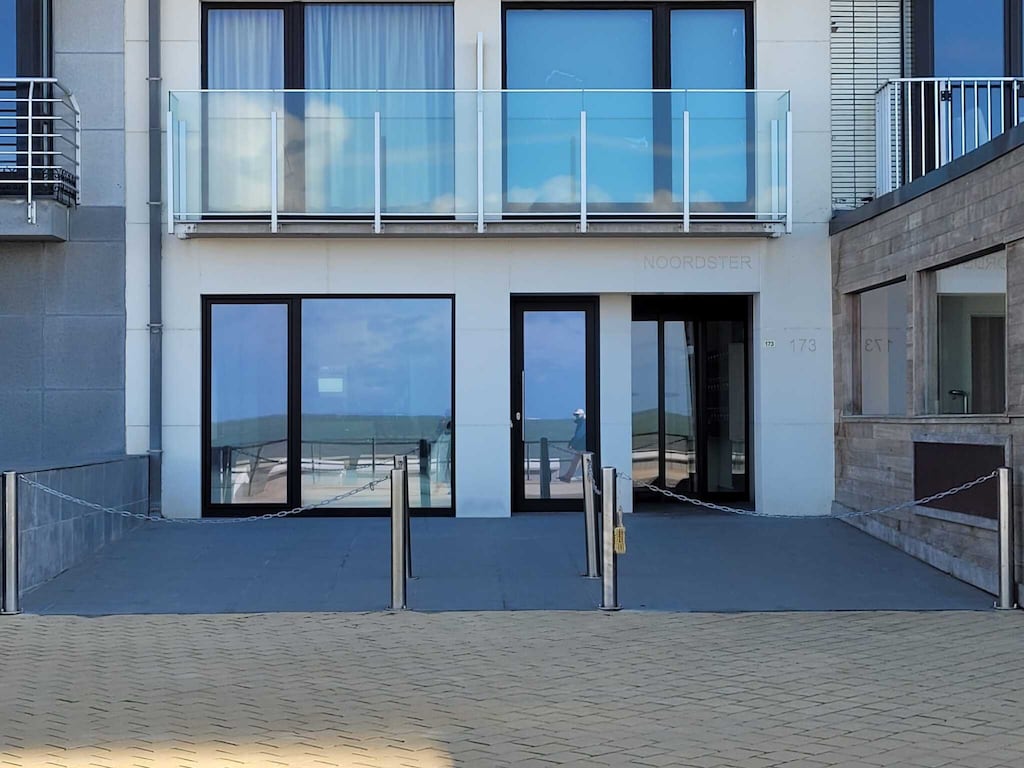 Appartement aan zee met terras op Zeedijk.