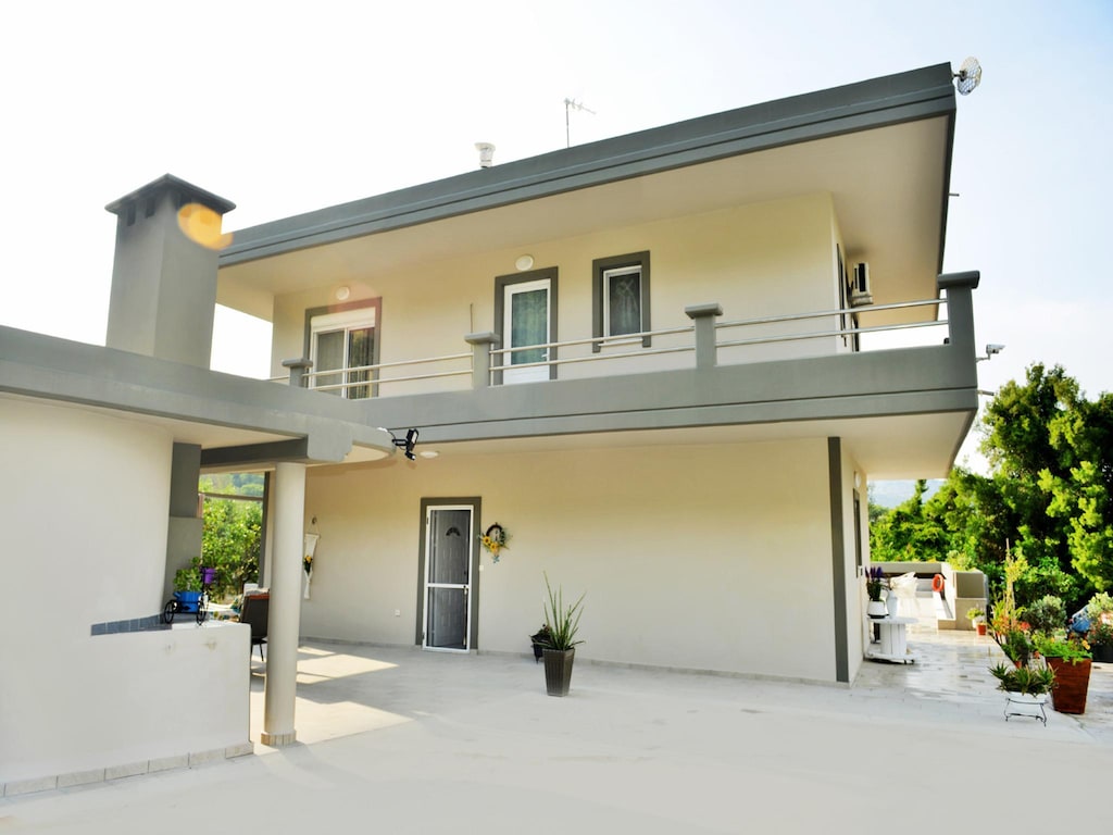 Elegante villa met zwembad en tuin in Eleousis.