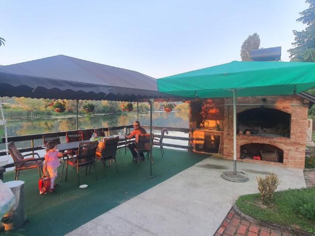 Four bedroom house with river view