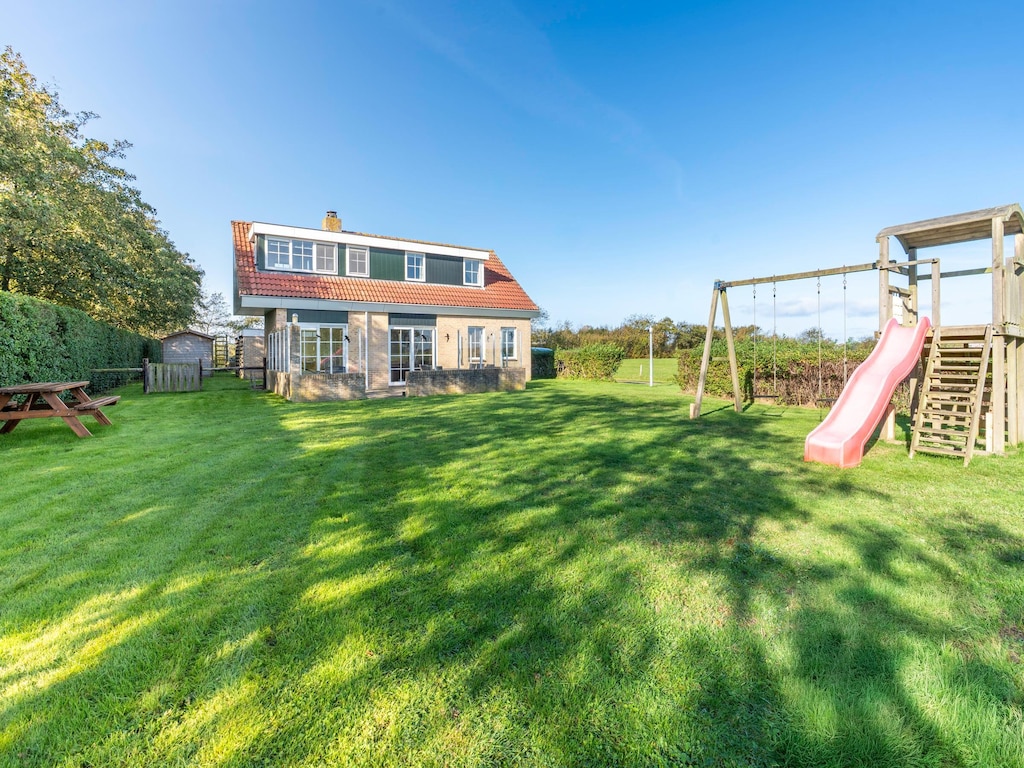 Geschmackvoll eingerichtetes Ferienhaus auf Texel mit 4.000 m² Grundstück, Panoramablick, Holzofen und großem Garten für bis zu 5 Personen.