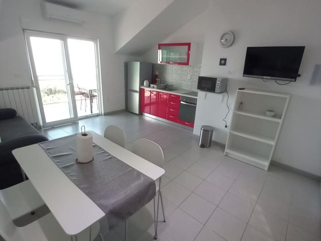 One Bedroom Apartment with Balcony and Sea View