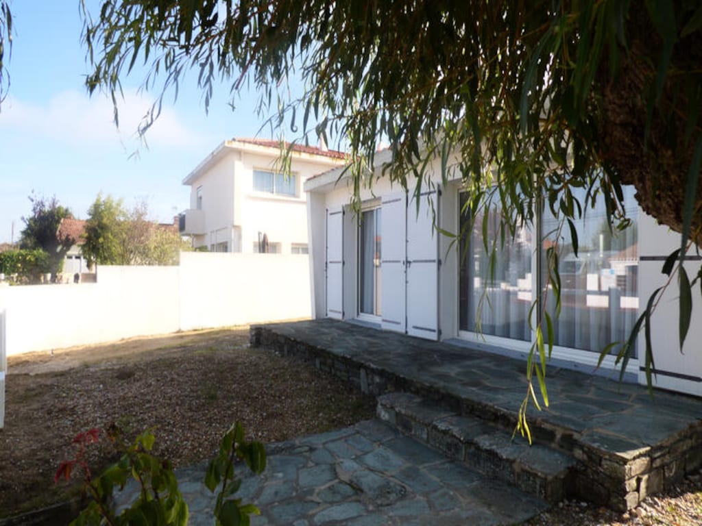 Vakantiehuis in de buurt van het strand met tuin
