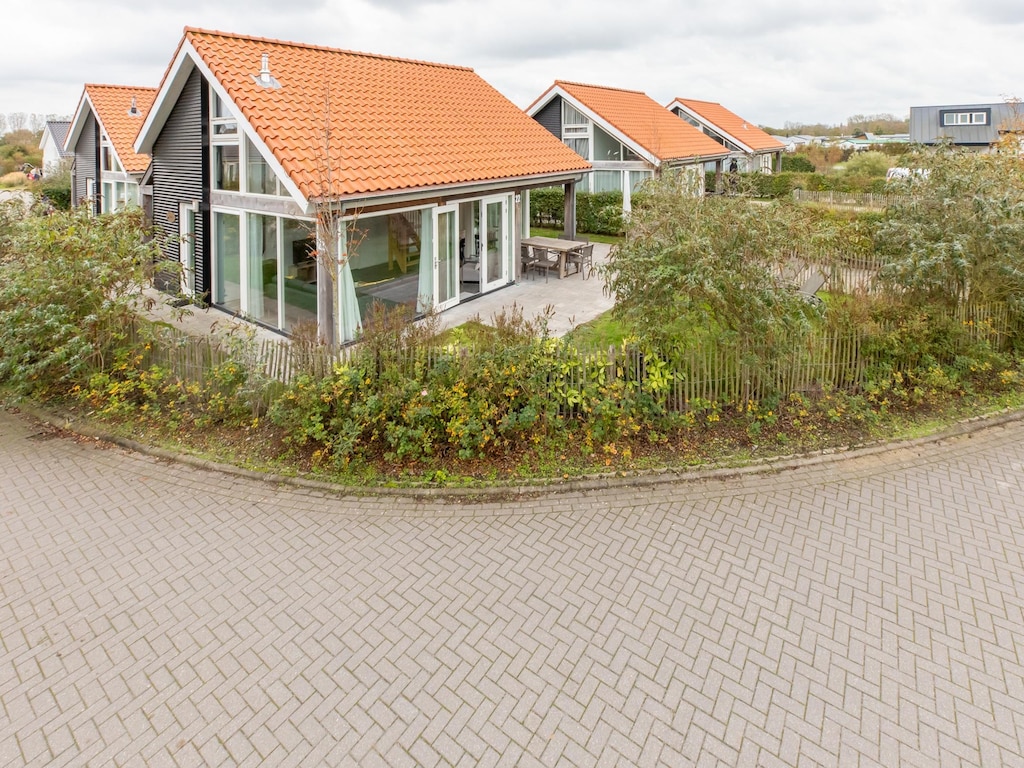 Modernes Ferienhaus für 6 Personen in Renesse, Zeeland, mit eingezäuntem Garten und Nordsee in der Nähe.