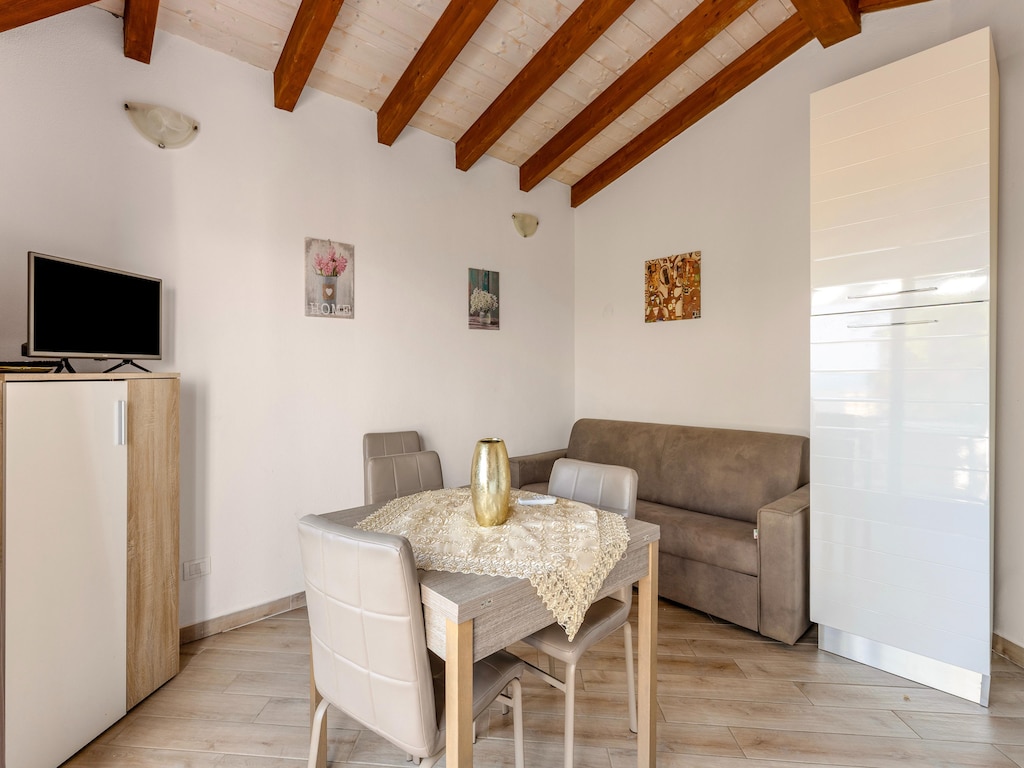 Penthouse met airconditioning, terras en parkeerplaats.