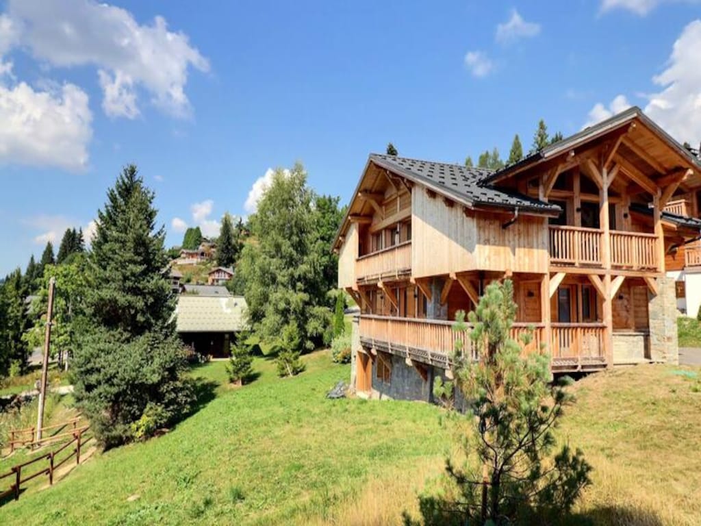 Chalet in Les Gets met binnenzwembad en spa