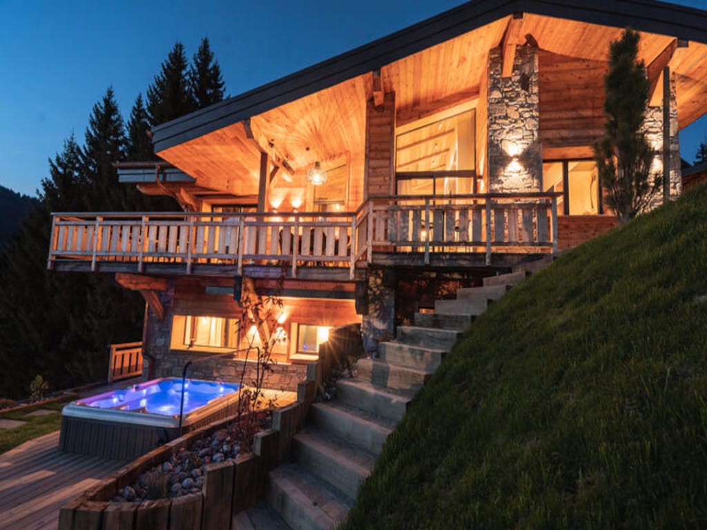 Chalet in Les Gets met buitenjacuzzi