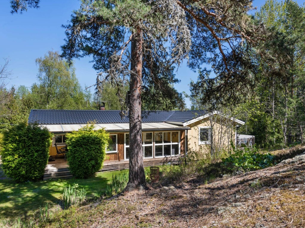 Gemütlicher Rückzugsort im Wald mit Whirlpool