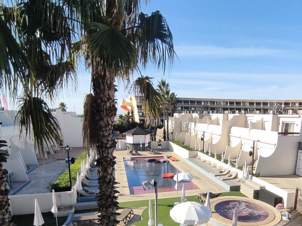 Vakantiehuis met zwembad en uitzicht op zee