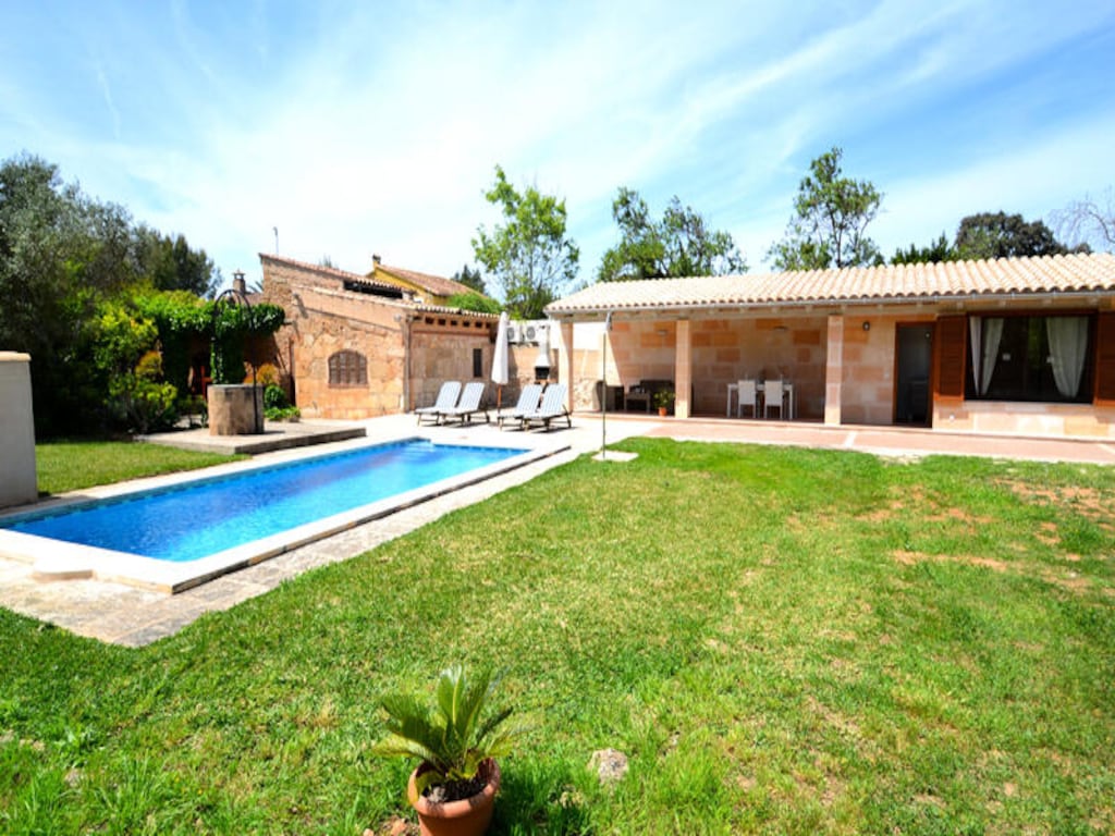 Huis in Alcúdia met uitzicht op zwembad en tuin
