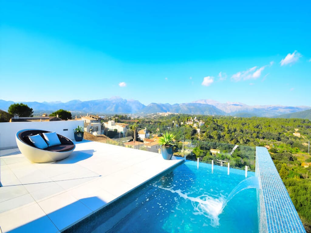 Villa in Buger met zwembad op het dak en uitzicht