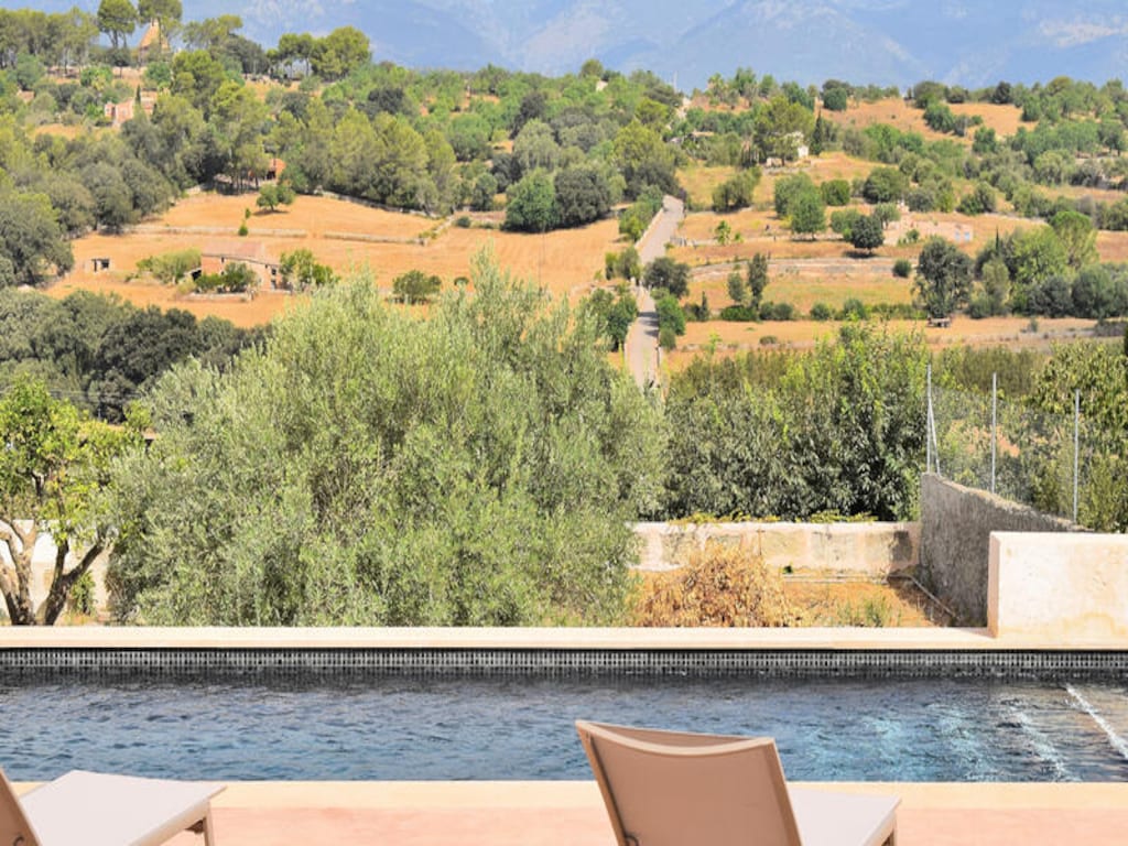 Huis in Llubá met ontspannende buitenruimte