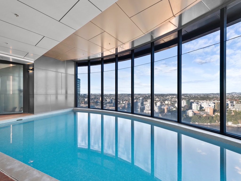 Apartment mit Panoramablick & Hochhaus mit Pool und Fitnessstudio