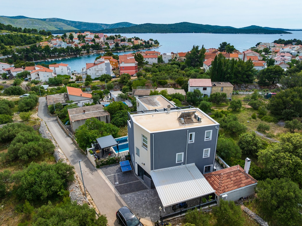 Apt met zwembad vlakbij het strand van Zaboric
