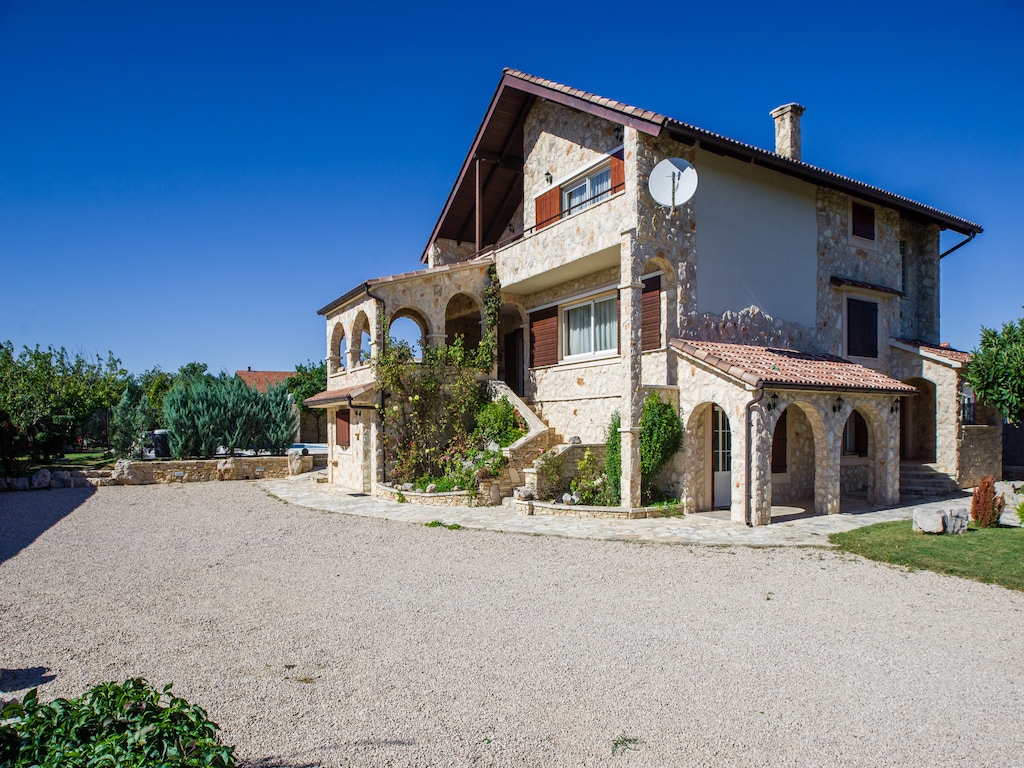 Villa met verwarmd zwembad in de buurt van Sibenik