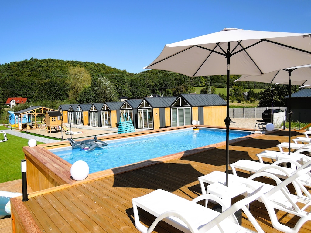 Nieuwe vakantiehuizen met zwembad, vlakbij zee.
