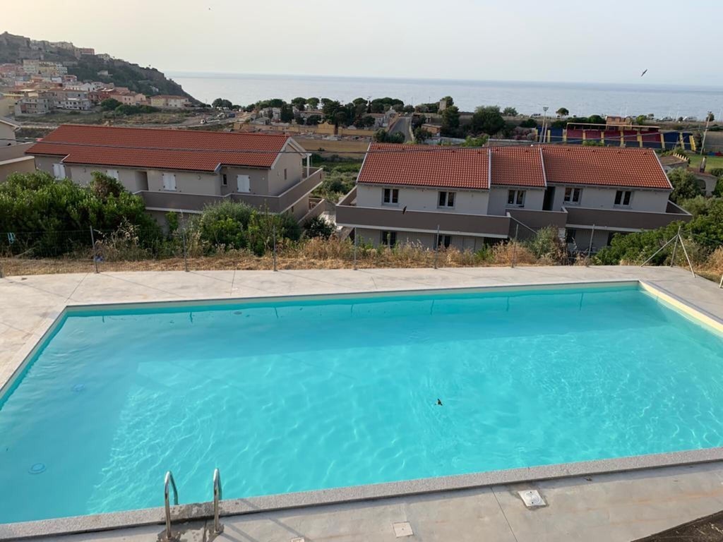 Vista mare e castello, piscina e posto auto