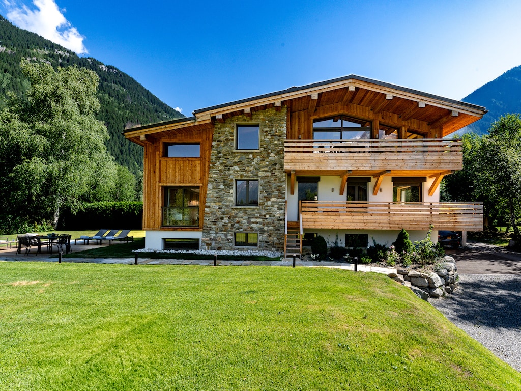Chalet met uitzicht op de bergen en bubbelbad