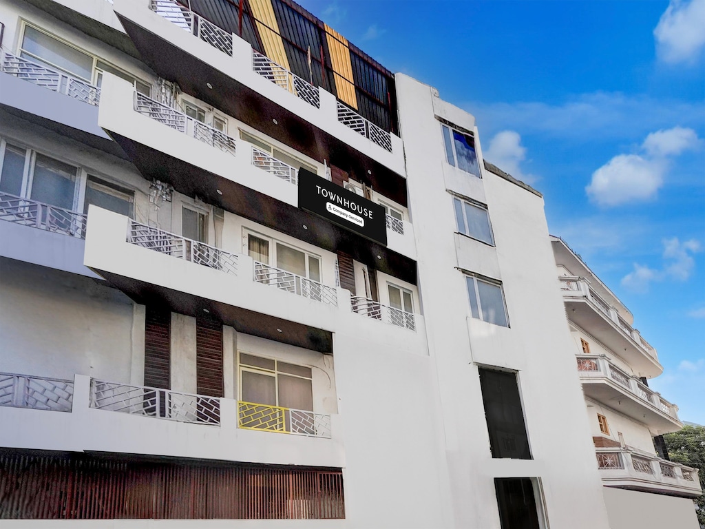 Townhouse Railway Road KatraThe Amro