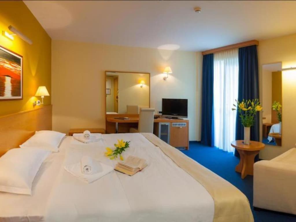 Premium Double Room With Private Bathroom 4