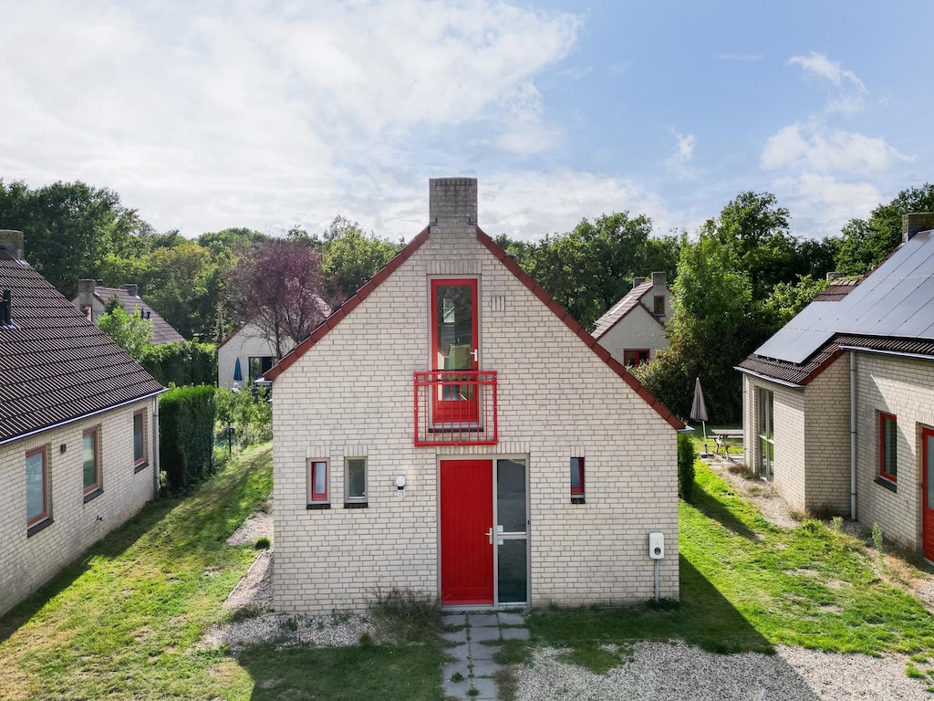 Freistehender Bungalow für 6 Personen in Ewijk mit Seeblick, möblierter Terrasse und direktem Zugang zur Parklandschaft.