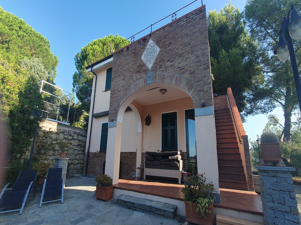 Italiaanse villa aan de kust met 3 appartementen