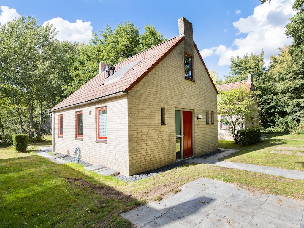 Freistehender Bungalow am See in Ewijk für 6 Personen, mit Blick auf Wasser und Parklandschaft.