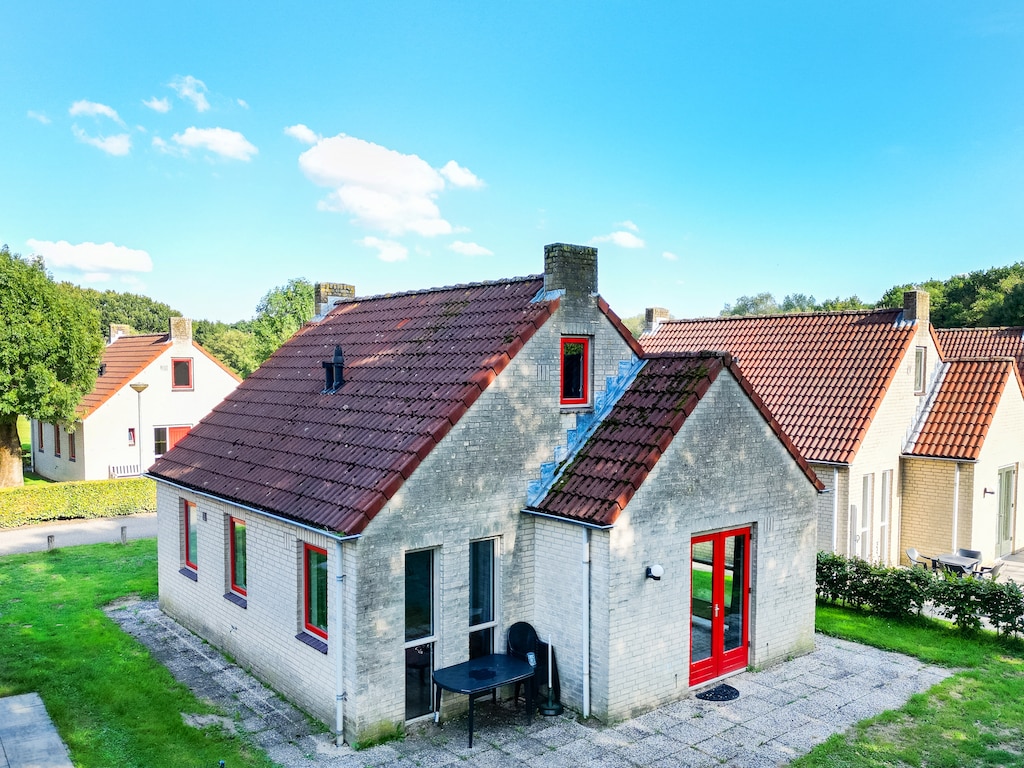 Freistehender Bungalow in Ewijk, in einer malerischen Seenlandschaft mit Blick auf Wasser und Grün.