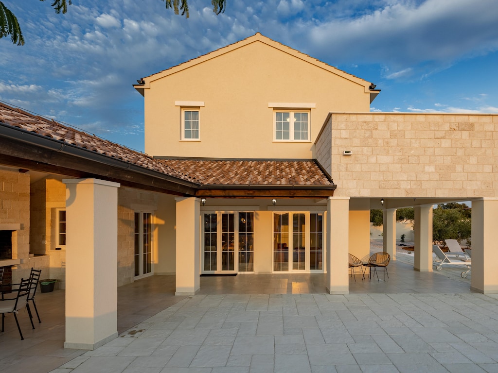 Villa Royal Stone met zwembad in Jezera