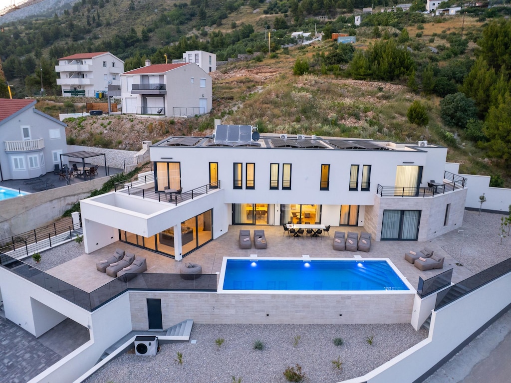 Luxe villa met zeezicht en jacuzzi