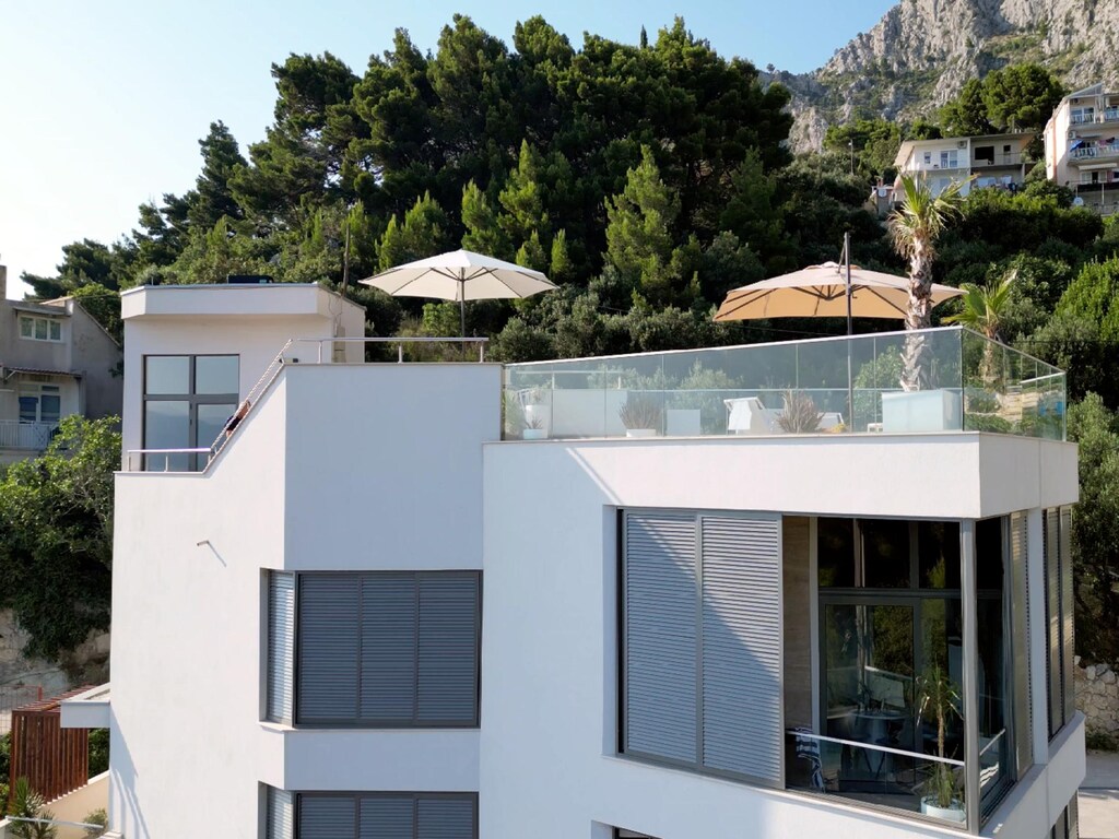 Ruim villa-appartement met zeezicht