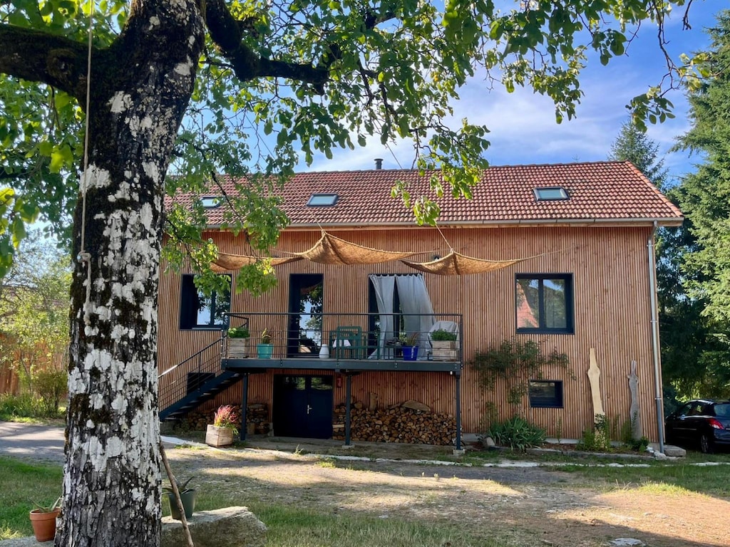 Houten huis midden in de natuur