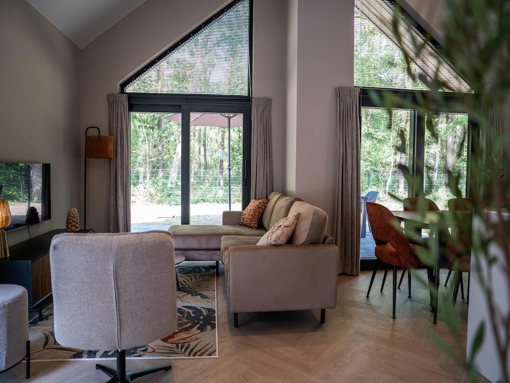 Moderne Luxus-Ökovilla mit Terrasse am Wasser