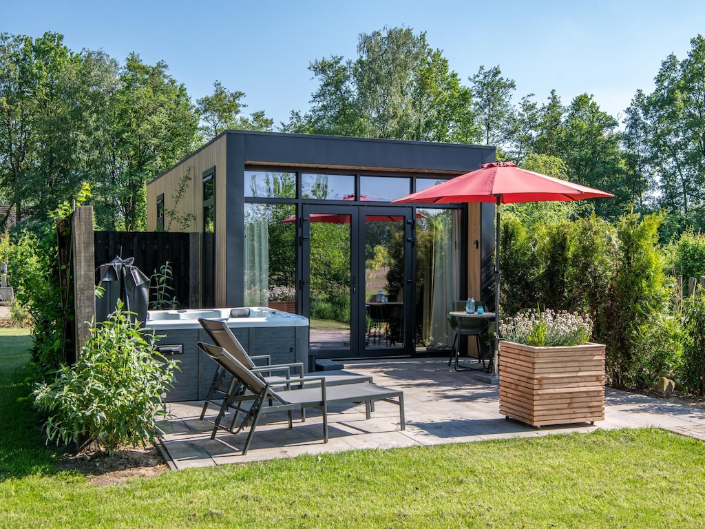 Freistehende Wellness Lodge für 2 Personen in Dalerveen, mit Infrarotsauna im Schlafzimmer und Whirlpool auf der Terrasse.