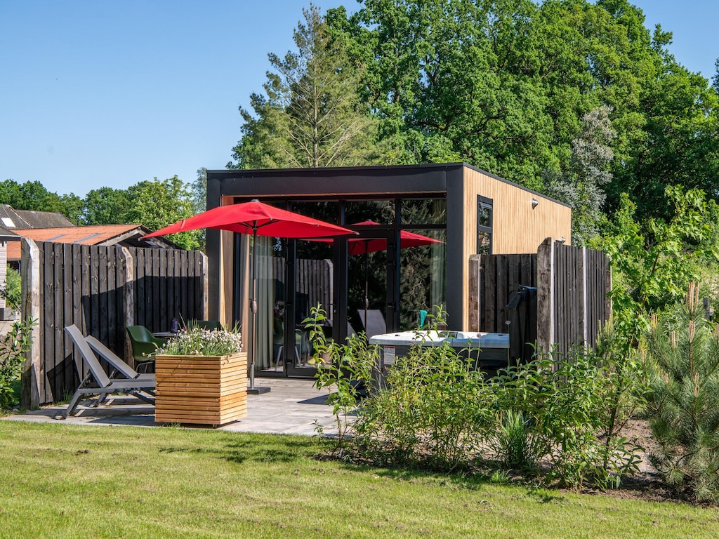 Ruhige Lodge für 2 Personen inmitten von Wäldern und Heidelandschaften in Dalerveen, mit privatem Whirlpool und Infrarotsauna.