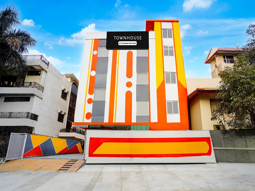 Townhouse Oak Sector 18 Metrostation