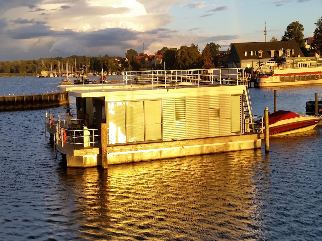 Hausboot Charlotte im Hafen in Ribnitz-Damgarten