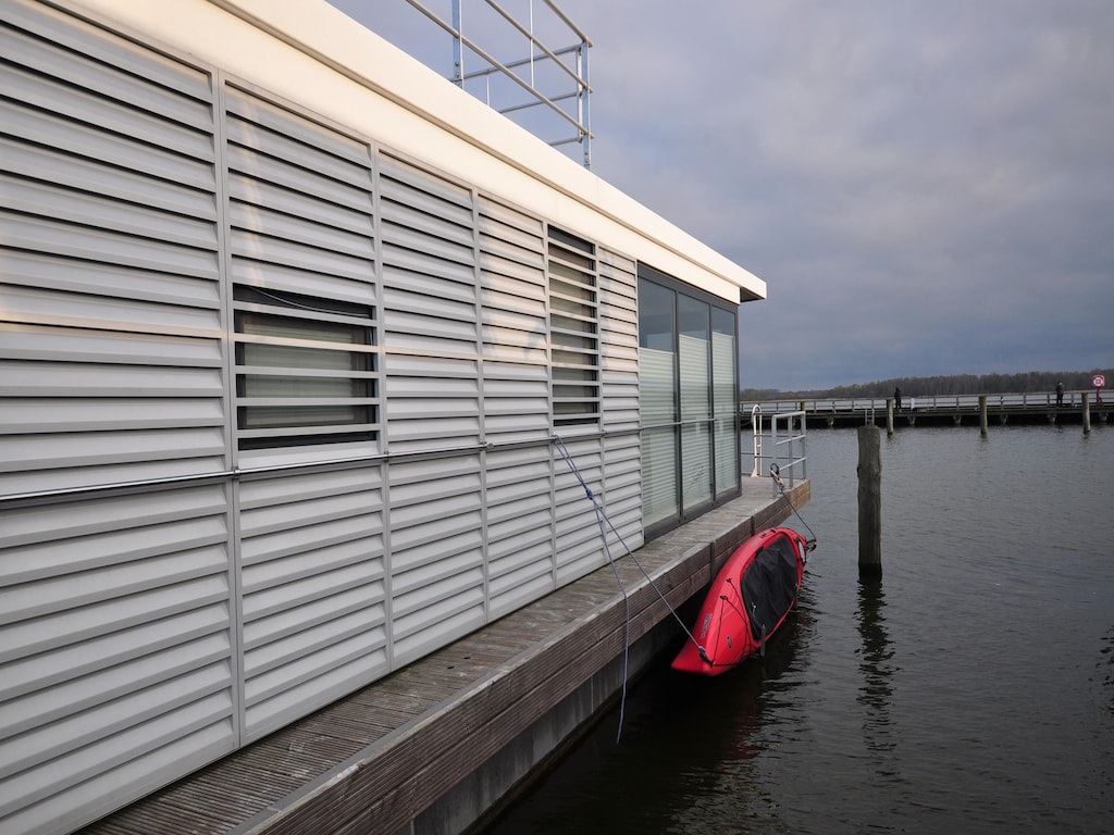 Hausboot Rosi mit Kajak in Ribnitz-Damgarten