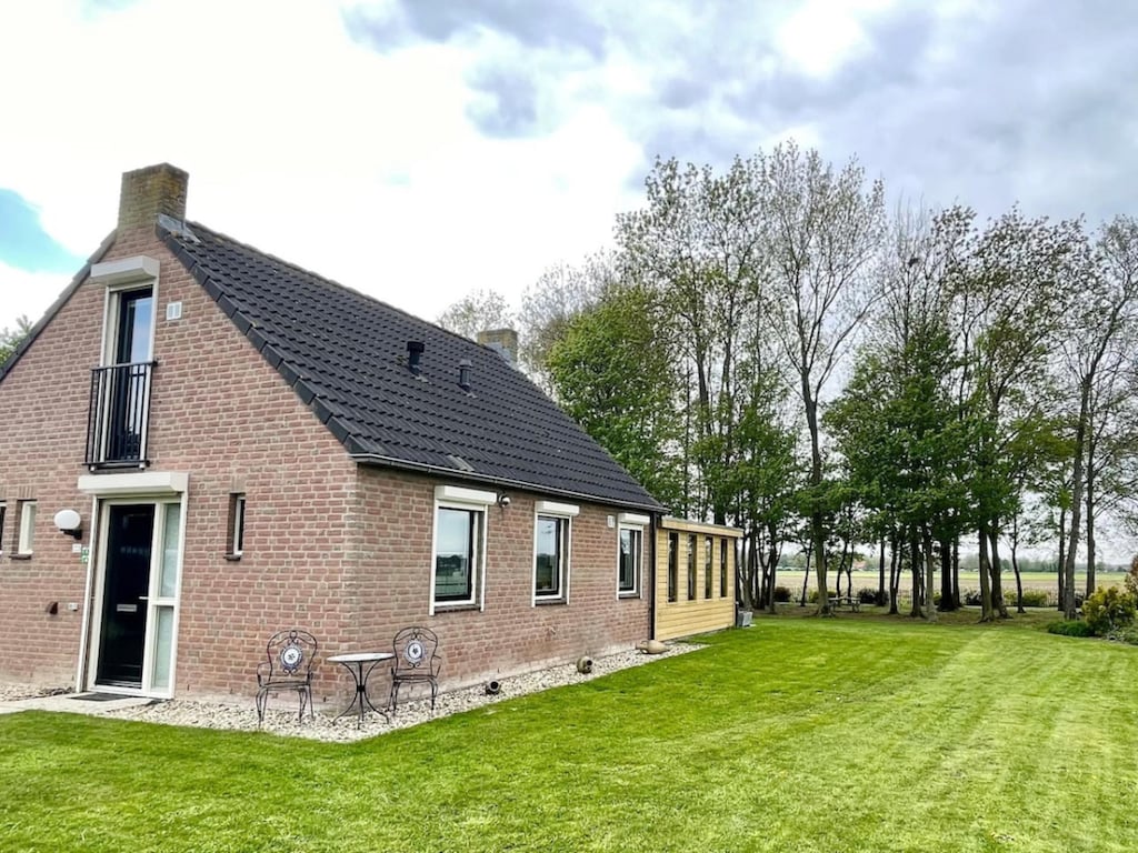 Freistehender Waldbungalow in Ewijk für 6 Personen, abgeschieden zwischen Bäumen mit Terrasse und direktem Zugang zur Parklandschaft.