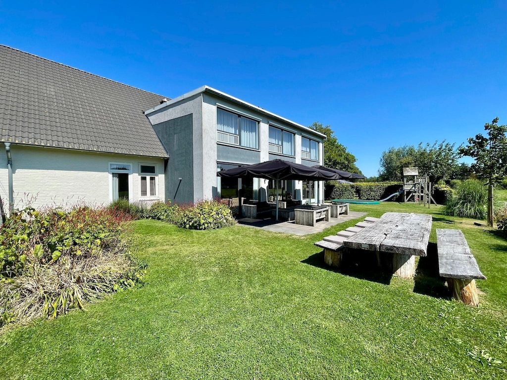 Geräumiges Ferienhaus in Teuge für bis zu 8 Gäste, mit 4 Schlafzimmern, eigenem Bad je Zimmer und Garten.