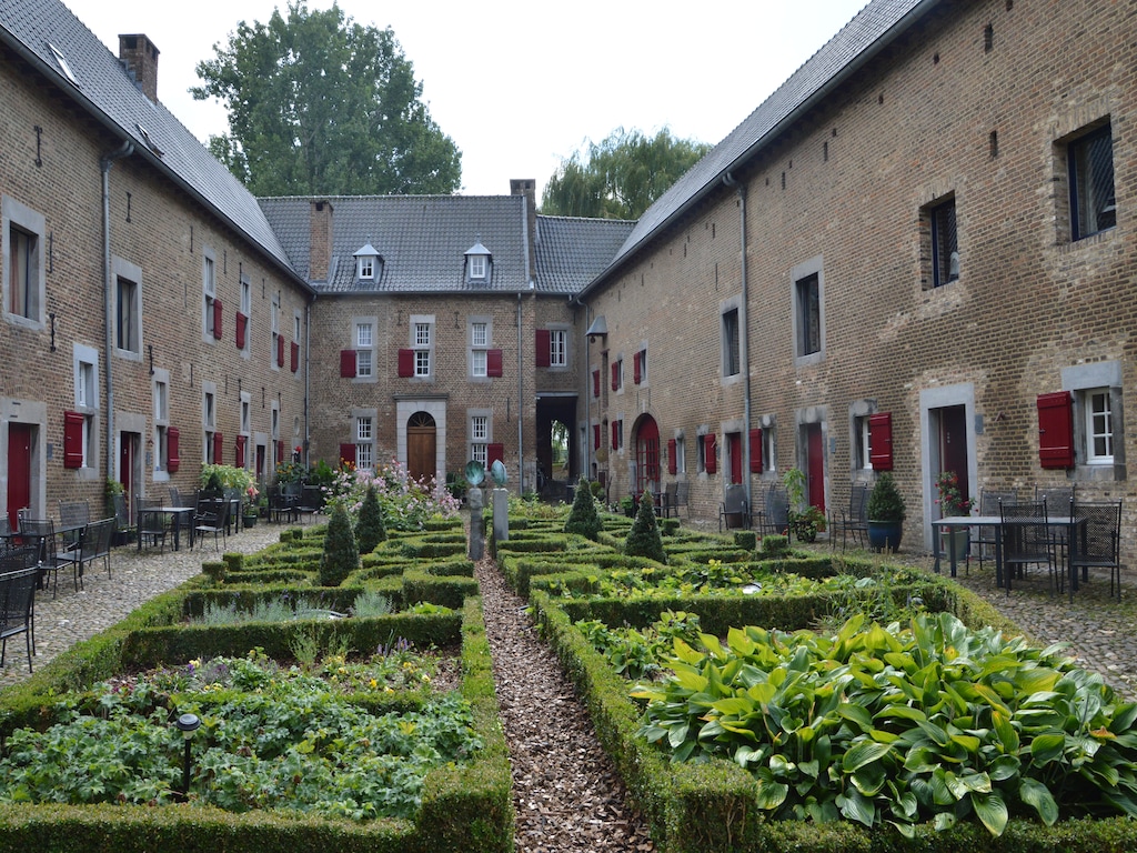 Ruime villa in Mesch nabij het stadscentrum