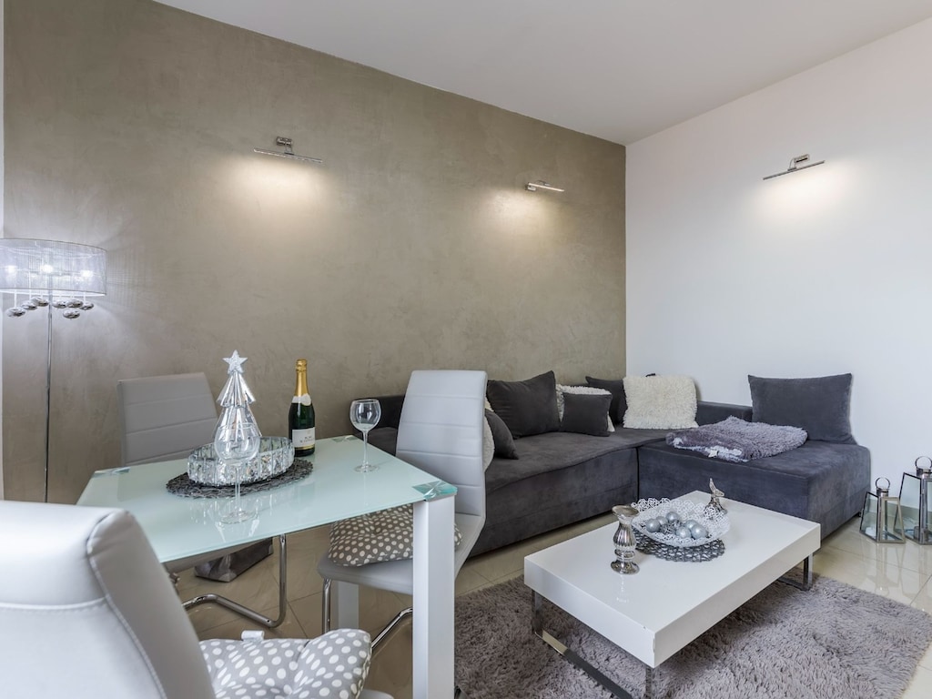 Comfrot One Bedroom Apartment with Sea View